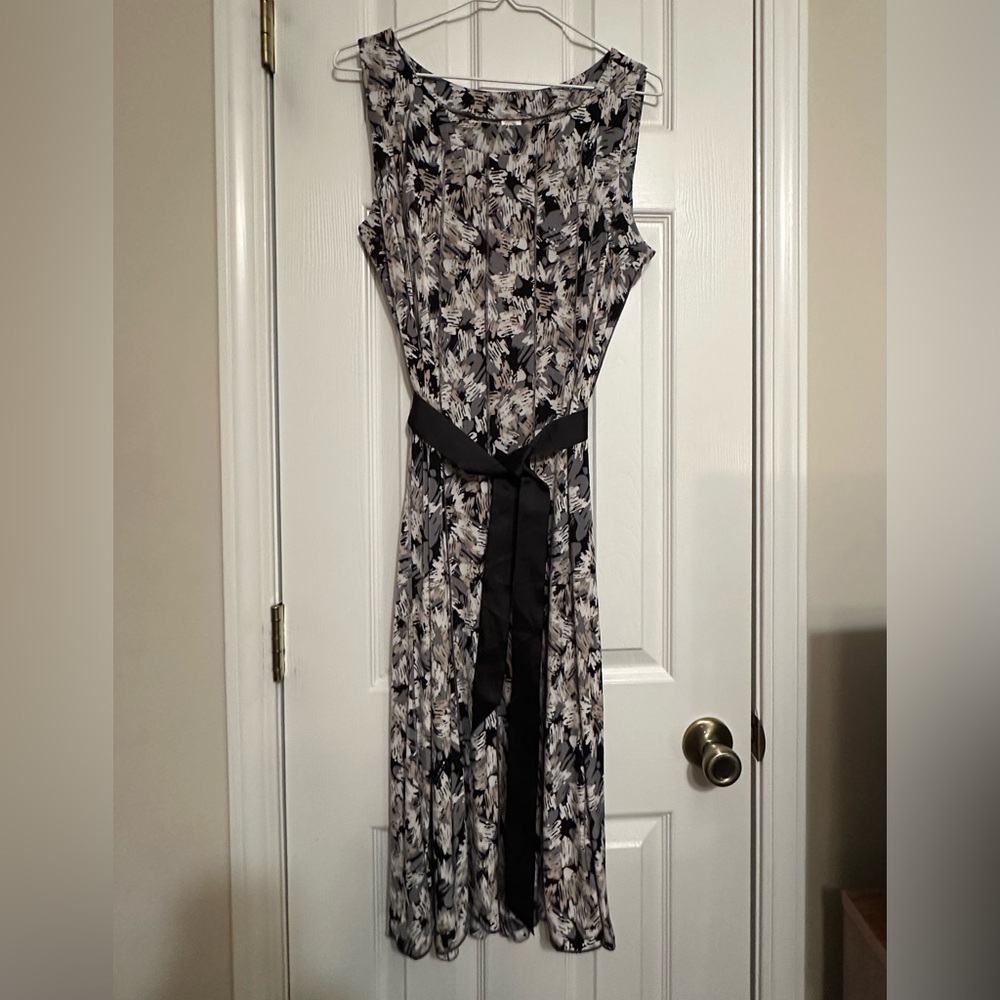Beautiful Floral Black and White Dress. Sleeveless, size Lg